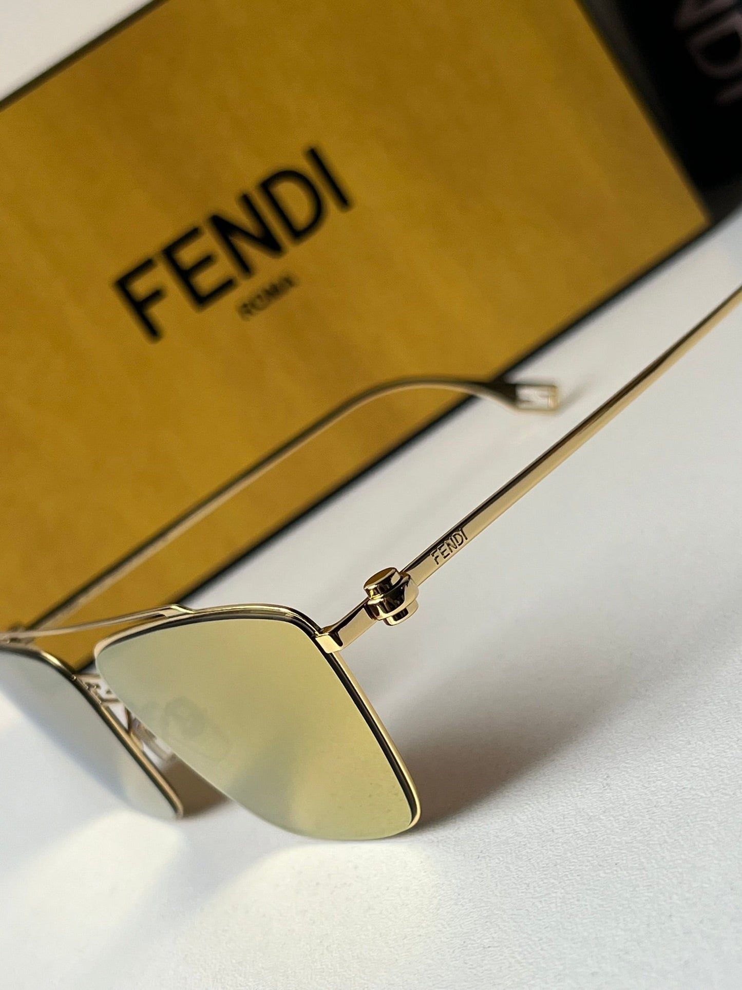 Fendi Baguette FE40110U Aviator Sunglasses in Gold