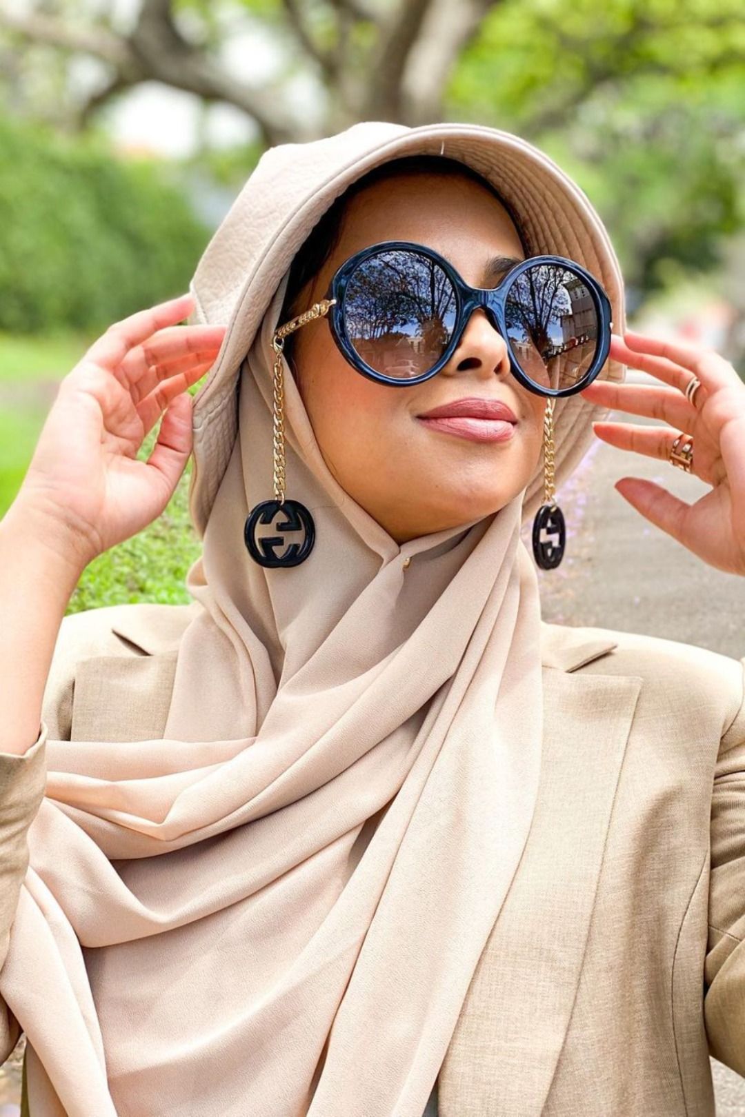 Gucci GG0726S Earring Chain Oversized Sunglasses